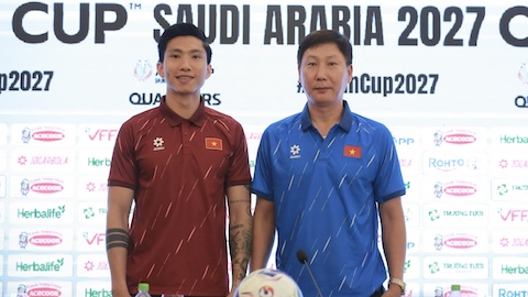 Simone Inzaghi celebrating with his Inter Milan players after beating Barcelona.